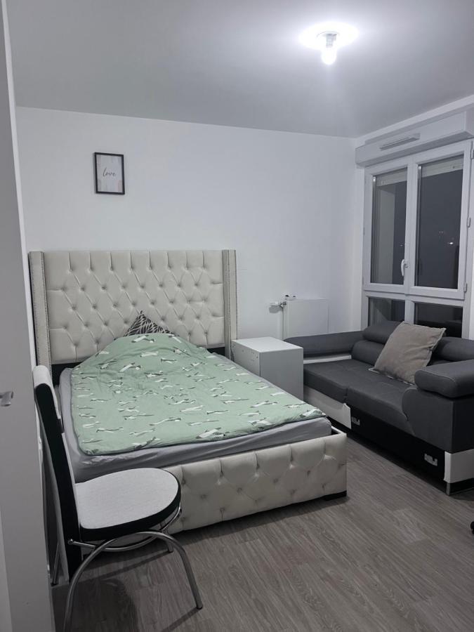 Chambre Individuelle Dans Un Appartement A 37 De Champs Elysees Sartrouville Exterior foto